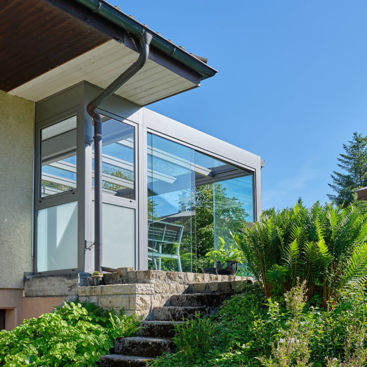 flachdach-bei-kellerabgang-mit-seitlichem-fenster-und-satiniertem-glas