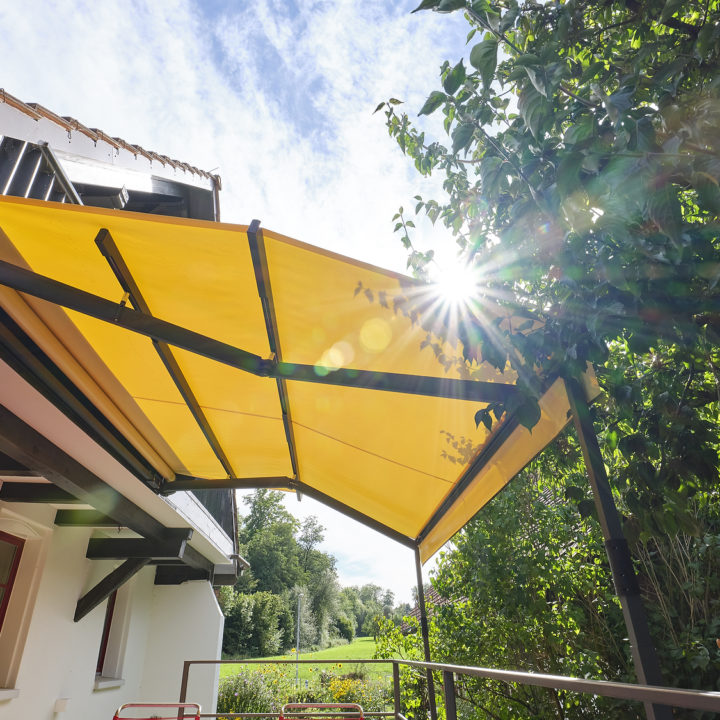 markise für terrasse grosse ausladung schützt vor sonne